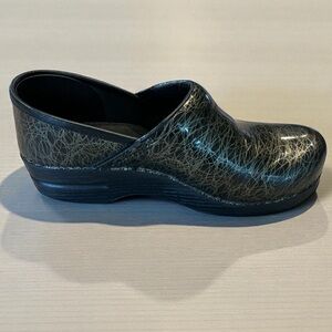 Dansko Black With Gold Scribble Pattern Patent Leather Clogs 39 (EU) 8.5-9